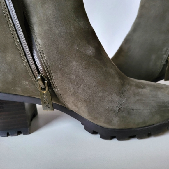 Vionic Chelsea Boots - Picture 6 of 7